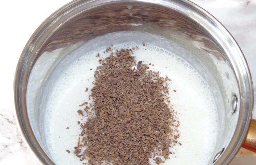 1. Этап. Молочный мусс: 6. Добавьте шоколадную стружку в молочную смесь и перемешайте.