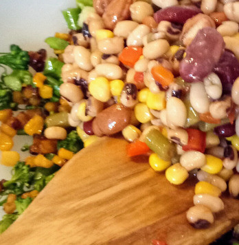 1. Этап. Жареная кукуруза с фасолью и халуми: В салатницу выложить обжаренную кукурузу, брокколетти и фасоль.