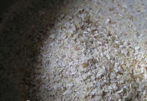 1. Этап. Закусочное печенье с сыром и хлопьями: Добавьте измельченные хлопья.