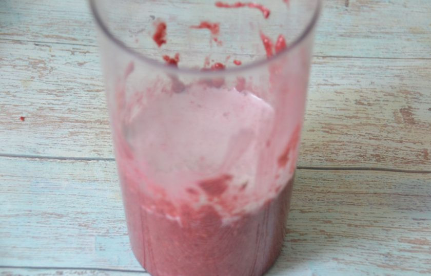 1. Этап. Смузи с гранатом: Влейте молоко или сливки, смените насадку на 