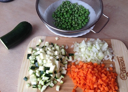 1. Этап. Овощные кексы: 1. Очистим лук и морковь, затем все овощи нарезаем мелким кубиком. Горошек пробланшируем в слегка подсоленной воде минут 5, затем обдадим холодной водой и максимально просушим на бумажном полотенце.