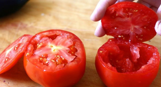 1. Этап. Азербайджанская долма Три сестры: 4. Томаты мою и очищаю, как перец, срезаю шляпку, ложкой вычищаю мякоть.