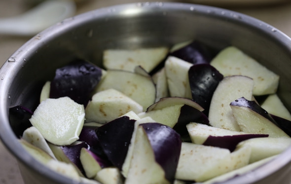 1. Этап. Тушеные баклажаны с мясом: 1. Баклажаны вымойте, обсушите, нарежьте кусочками. Обильно посолите и оставьте минут на 10. Это поможет избавить их от горечи. Фарш соедините с измельченным имбирем и щепоткой соли. Добавьте ложку соевого соуса и оставьте мариноваться.