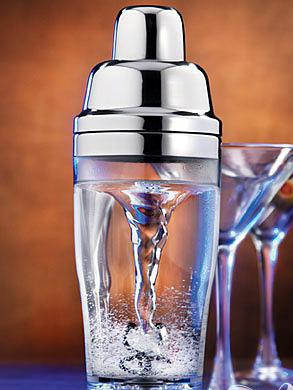 1. Этап. Коктейль Космополитен: 3. Шейкер наполнить колотым льдом, быстро влить в него все жидкие компоненты, и действовать быстро, чтобы коктейль не напитался лишней жидкостью.