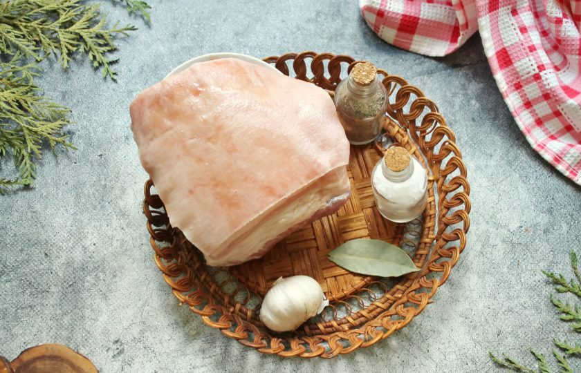 1. Этап. Сало в рассоле: Подготовьте все необходимые ингредиенты для приготовления сала в рассоле. Свиное сало, лучше всего с мясной прослойкой, тщательно вымойте и при необходимости поскребите ножом шкурку.