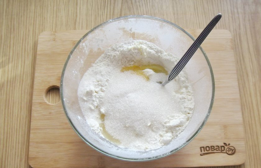 1. Этап. Сочники с вишней: Всыпьте сахар, щепотку соли.