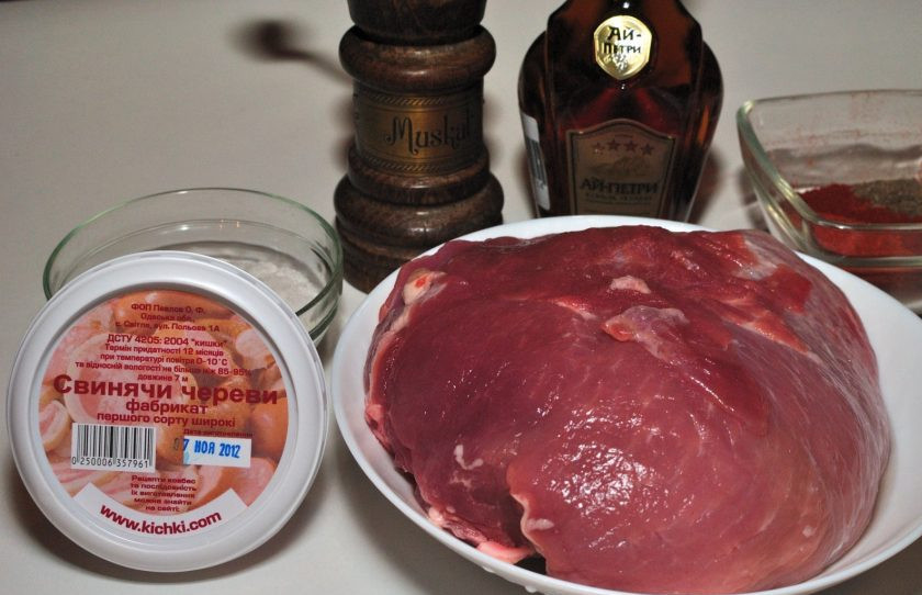 1. Этап. Домашняя сыровяленая колбаса: 1. Перепробовав разное мясо для приготовления сыровяленой колбасы, я пришла к выводу, что лучше всего подходит нежирная свинина или телятина. Мяса нам потребуется 1,200г. Обязательно — специи, соль и коньяк. А заправлять фарш мы будем в свиные черева, которые без труда сегодня можно приобрести в любом гипермаркете.