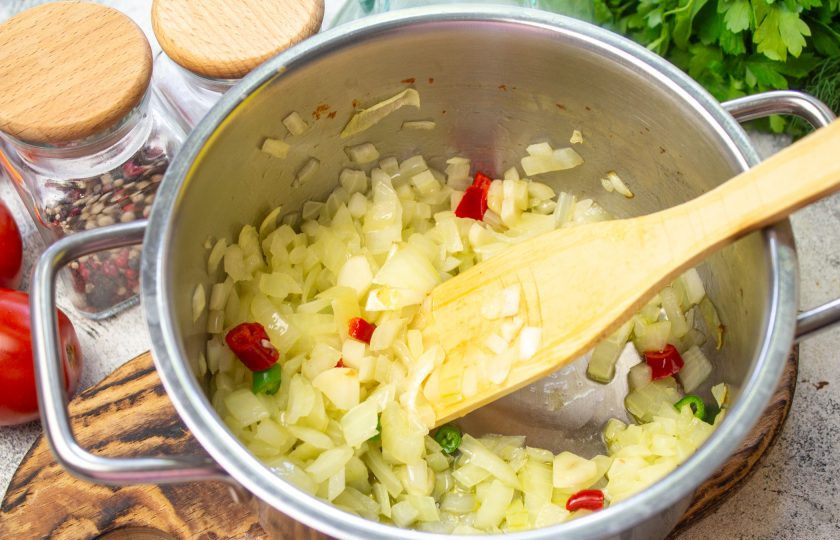 1. Этап. Чесночно-томатный чатни: Добавьте нарезанный чили к луку с чесноком и готовьте вместе 1-2 минуты.