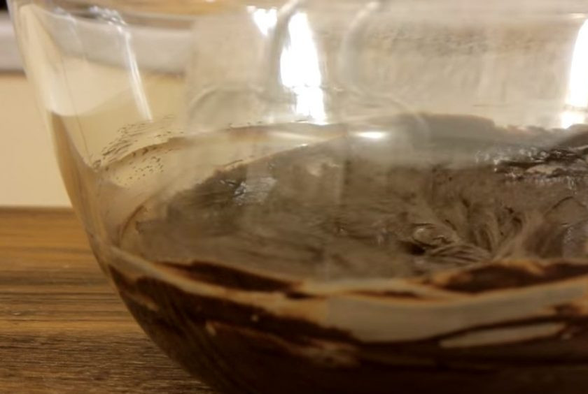 1. Этап. Шоколадный торт Купол: 3. Выключите духовку, приоткройте дверцу и полностью остудите безе. Для крема жирные сливки подогрейте почти до кипения. Залейте ими шоколад и размешайте до полного его растворения. Остудите крем при комнатной температуре.