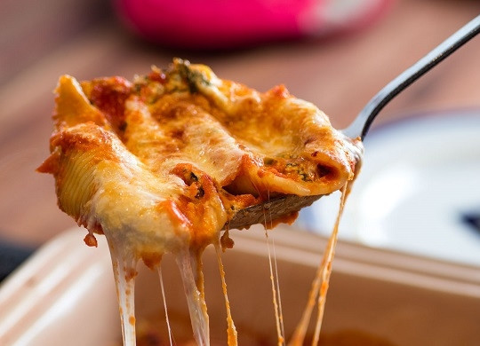 1. Этап. Макароны, фаршированные сыром и шпинатом: 5. Подавайте к столу горячим. Приятного аппетита!