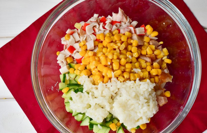 1. Этап. Салат с крабовыми палочками и копченой курицей: Выложите отварной рис.