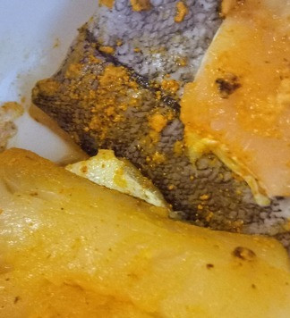 1. Этап. Рыбное карри по рецепту из Шри-Ланки: Нарезать рыбу на кусочки. Смешать соль, куркуму и перец. Обвалять в этой смеси рыбу и положить в холодильник на час.