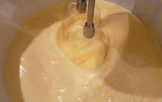 1. Этап. Пирог из майонеза и сметаны: Добавьте сметану и хорошо перемешайте.