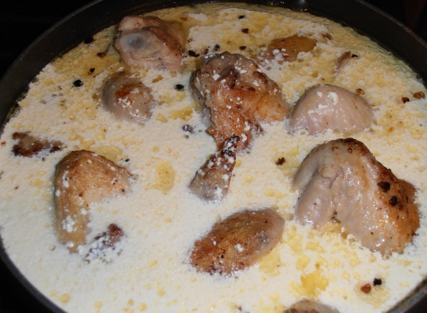 1. Этап. Куриные крылья тушеные: Смешиваем майонез со стаканом воды. Заливаем этим соусом наши крылышки. Накрываем крышкой и тушим 40 минут.