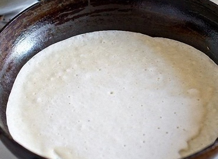 1. Этап. Блины с красной рыбой и огурцом: Приступаем к приготовлению блинов. Сковородку необходимо слегка смазать маслом и дать ей раскалиться. В центр сковороды налейте половник теста и дайте тесту растечься по всему диаметру.