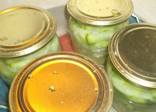 1. Этап. Салат из огурцов Нежинский: Готовый салат положите в чистые сухие банки, простерилизуйте их любым удобным для вас способом. Закройте крышками и оставьте остывать.