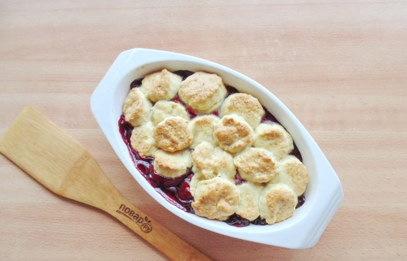 1. Этап. Вишневый коблер: Запекайте коблер в духовке, разогретой до 180-185 градусов 25-30 минут.