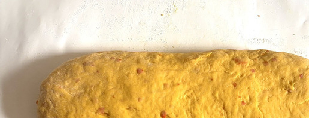 1. Этап. Тыквенный тостовый хлеб: Выложить тесто на стол и хорошо вымесить, сформировать сначала в колобок, а потом в рулет.