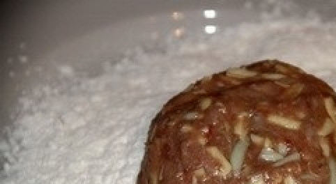 1. Этап. Котлеты с плавленым сыром: 6. Из получившейся массы формируем котлетки, после чего панируем их в муке или сухарях.