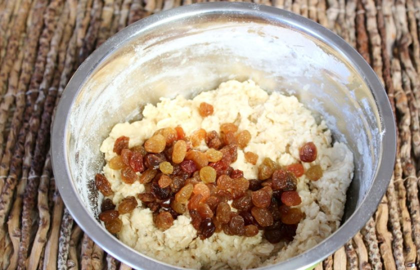 1. Этап. Овсяное печенье с изюмом и яблоками: В овсяное тесто добавляем изюм.