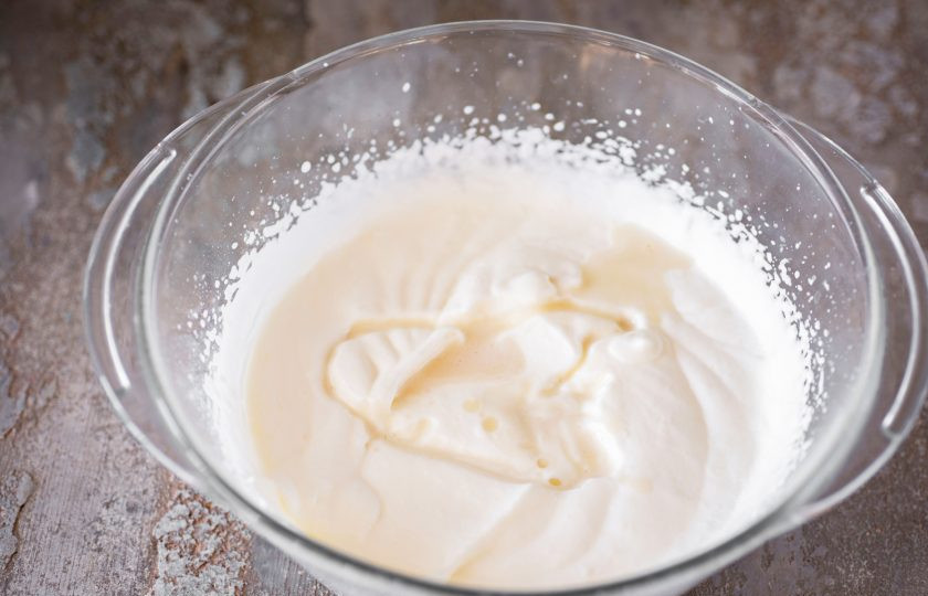 1. Этап. Суфле из сливок: А затем всю эту смесь из кастрюльки выложите в миску ко взбитым сливкам и миксером перемешайте все на небольших оборотах так, чтобы обе смеси равномерно соединились.