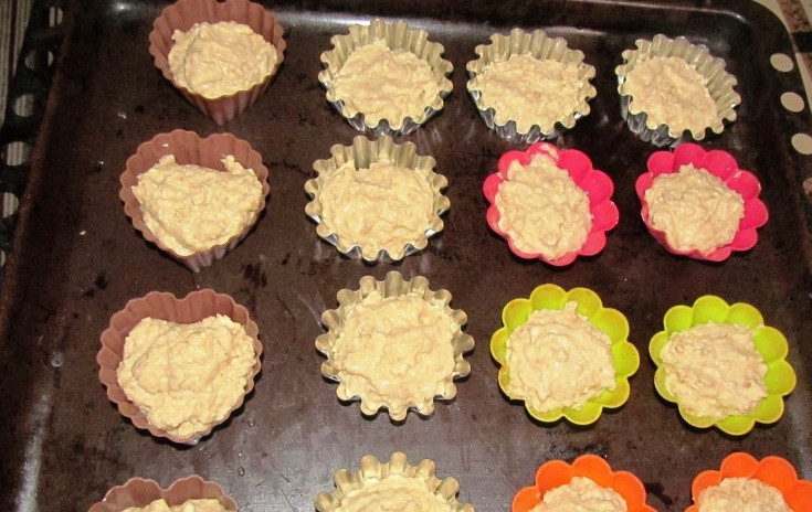 1. Этап. Творожно-овсяные кексы: 4. Запекаем теперь в формочках примерно полчаса при 160 градусах.