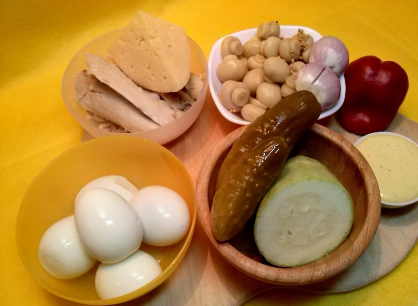 1. Этап. Салат Сытый папа: Подготовьте необходимые ингредиенты. Яйца отварите вкрутую, остудите в холодной воде, очистите; с шампиньонов слейте маринад.