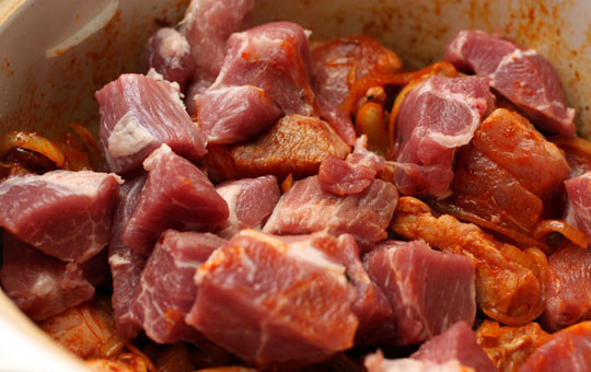 1. Этап. Гуляш из свинины с помидорами: Нарезаем свинину небольшими кубиками и отправляем на сковороду к луку. Перемешиваем и слегка обжариваем. Можно мясо обжарить отдельно, а затем добавить к луку.