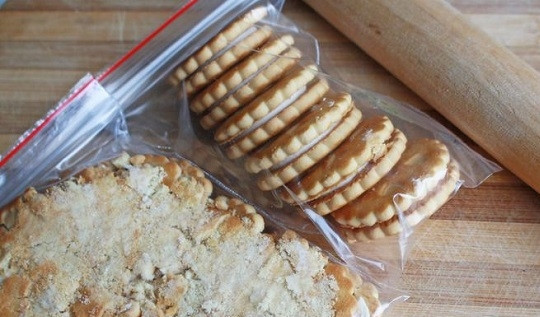 1. Этап. Простой тортик: 2. С помощью скалки или молоточка измельчите в крошку.