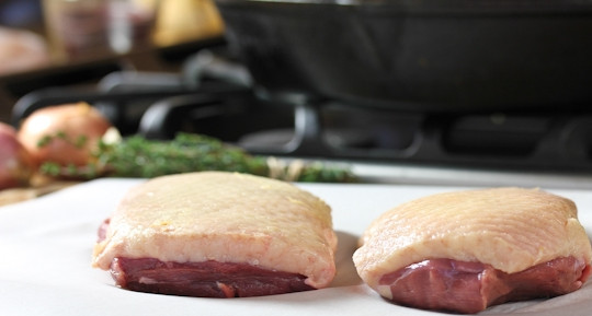 1. Этап. Запеченные утиные грудки: 1. Для начала необходимо вымыть под проточной водой грудки и как следует обсушить их бумажным полотенцем. Сразу же можно включить духовку, чтобы она разогревалась.