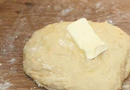 1. Этап. Сдобный пасхальный хлеб с тремя начинками: 7. Добавляю кусочек мягкого сливочного масла (20 гр) и вмешиваю в тесто до гладкости и мягкости. Руки смазывайте маслом (растительным или этим же сливочным).