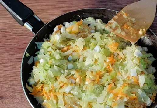 1. Этап. Круглые пирожки с овощами и яйцом: 9. На другой сковороде на разогретом растительном масле (2 ст. л.), тушим капусту с добавлением 30 мл воды и специй, минут 20. Снимаем сковороду с готовой капустой с плиты и растапливаем сливочное масло (20 гр). Затем добавляем пассеровку, яйца и перемешиваем. Начинка готова!