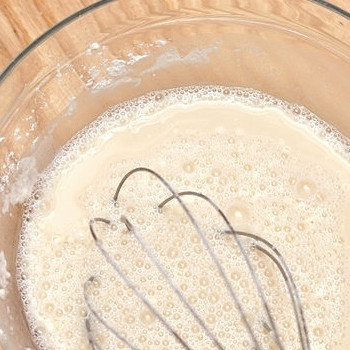 1. Этап. Французский багет: 1. В миске смешайте 1/2 стакана теплой воды и 1/4 стакана муки. Затем добавьте сухие дрожжи и ждите, пока не сформируется пена.