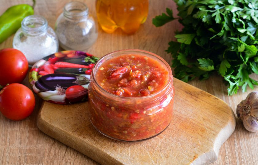 1. Этап. Салат на зиму Зверобой: Выложите горячий салат в простерилизованные банки.