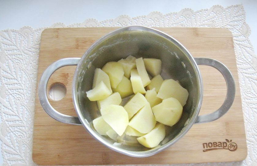 1. Этап. Жареные пирожки с картофелем и печенью: Картофель очистите, помойте и нарежьте. Выложите в кастрюлю и залейте водой. Варите картофель до готовности. После воду слейте, но оставьте 4-5 столовых ложек.