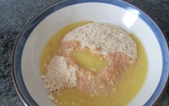 1. Этап. Закусочный чизкейк: 2. Растопите сливочное масло в микроволновке, дайте остыть до комнатной температуры, залейте крошку из крекеров и хорошо перемешайте.