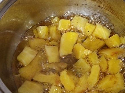 1. Этап. Необычная каша из тыквы: 3. В кастрюлю налейте 1 стакан воды и выложите тыкву, после закипания уменьшите огонь и варите до мягкости (добавьте больше воды, если тыква еще не сварилась).