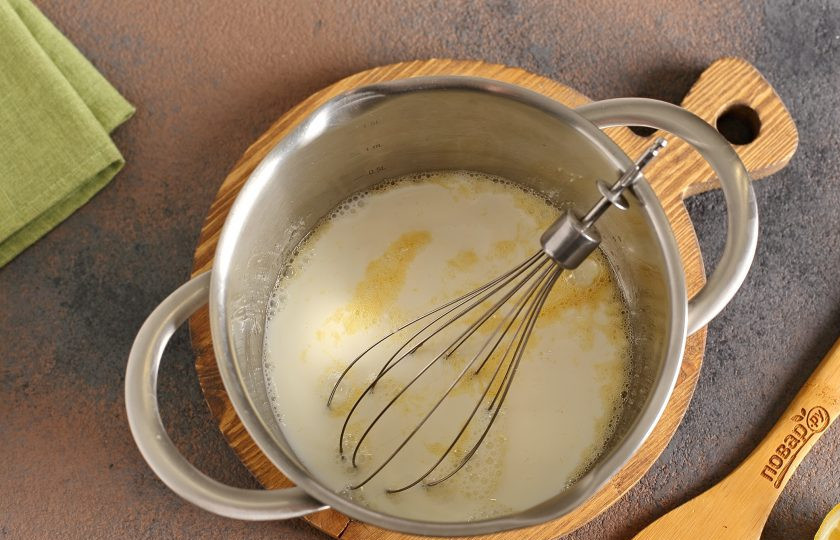 1. Этап. Блины с авокадо: Добавьте молоко.