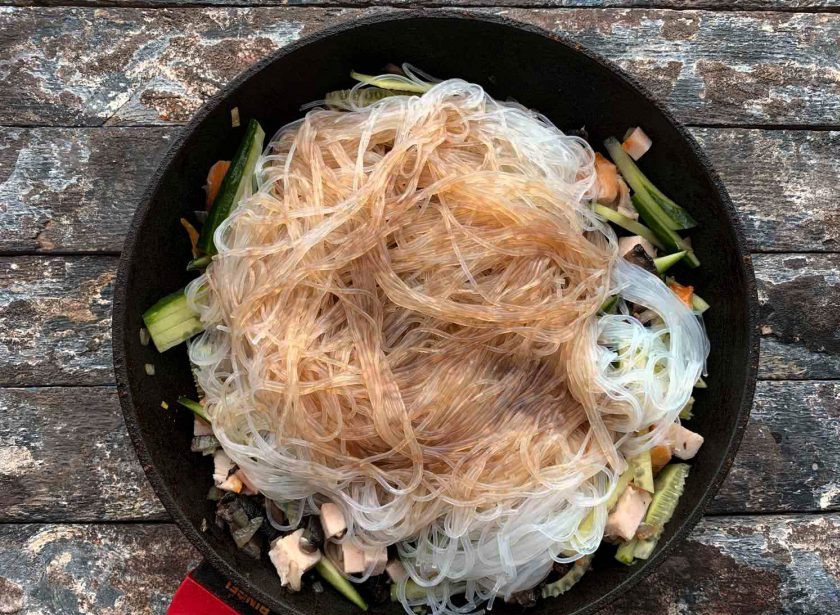 1. Этап. Фунчоза с копченой курицей: Высыпьте фунчозу, добавьте соевый соус, хорошо перемешайте и тушите в течение 5 минут.