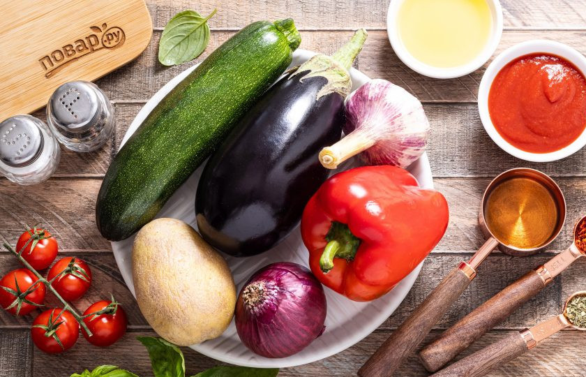 1. Этап. Рататуй с картошкой на сковороде: Подготовьте все ингредиенты. Все овощи предварительно помойте, обсушите.