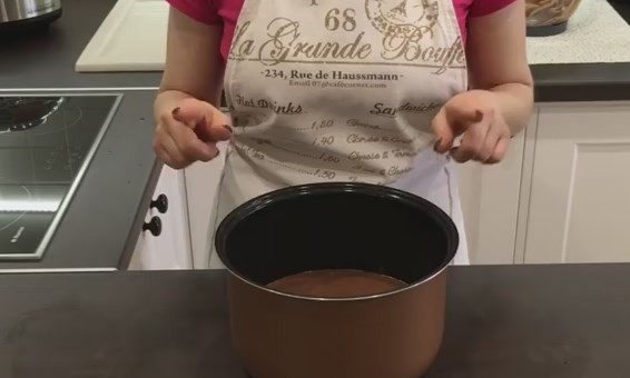 1. Этап. Домашний шоколадный торт Пеле: 5. Дно и бока чаши мультиварки смажьте маслом, вылейте тесто. Выпекайте 50 минут в режиме 