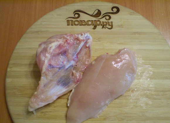 1. Этап. Куриная грудка кусочками на сковороде: Снимаем с мяса кожу. Отделяем от кости.