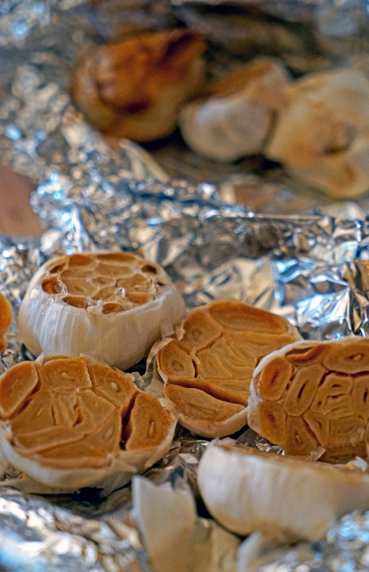 1. Этап. Индейка в чесночном соусе: 1. Для начала сделаем соус. Чеснок моем, чистим, надрезаем у основания, заворачиваем в фольгу и запекаем 30-40 минут.