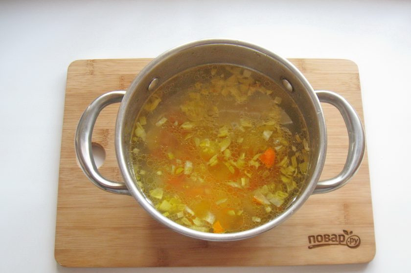 1. Этап. Уха прозрачная: Морковь и лук очистите, помойте и мелко нарежьте. Я припустила овощи в сковороде с рафинированным подсолнечным маслом в течение 7-8 минут. Но можно этого не делать. А просто добавить морковь и лук в уху.