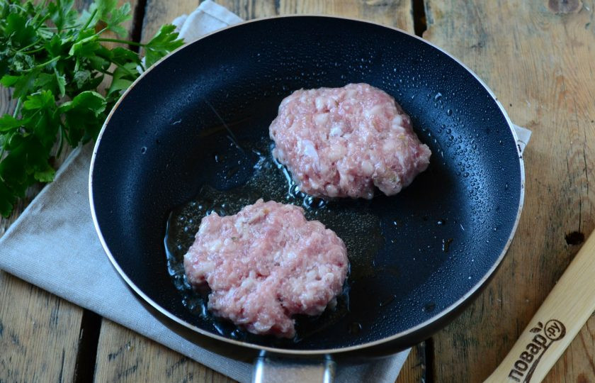 1. Этап. Чизбургер с гренками и яйцом: Начните с приготовления котлет. Фарш посолите и поперчите по вкусу. Можно также добавить измельченный лук, чеснок. Сформируйте из фарша котлеты и выложите на сковороду, готовьте по 3-5 минут с каждой стороны на медленном огне.