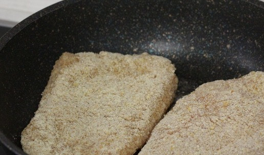 1. Этап. Куриный шницель на свекольном креме: Обжарить на разогретом растительном масле с обеих сторон до готовности.