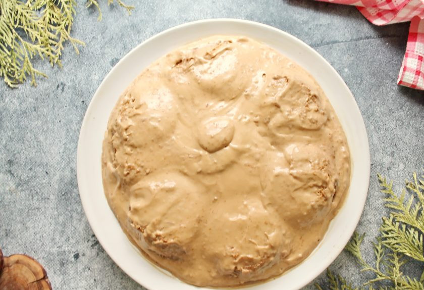 1. Этап. Торт из овсяного печенья без сметаны: Сделайте так три слоя и покройте верх и бока торта кремом.