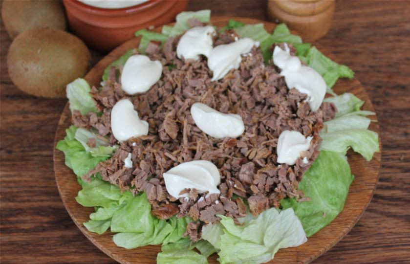 1. Этап. Салат с говядиной и киви: Вареную говядину нарезаем мелко и высыпаем на салат. Добавляем заправку из йогурта.