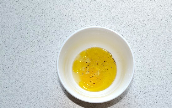 1. Этап. Теплый салат с грушей и куриной печенью: Добавьте растительное масло, соль и перец. Все перемешайте и отставьте на время.