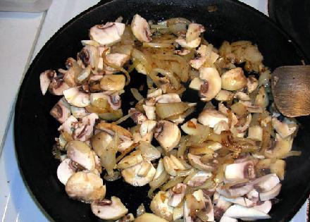 1. Этап. Сэндвич с грибами: Отправляем шампиньоны обжариваться и добавляем ещё немного маргарина. Грибы всасывать масло как сумасшедшие поэтому убедитесь, что ваша сковорода не сухая.